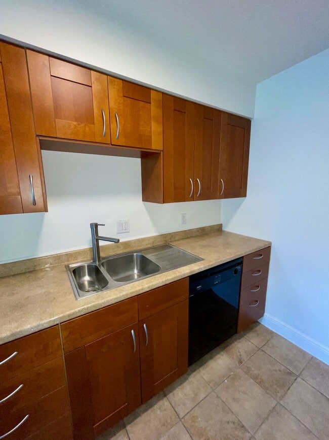 Building Photo - Southern Oaks 2 / 2 with Office & Sun Room