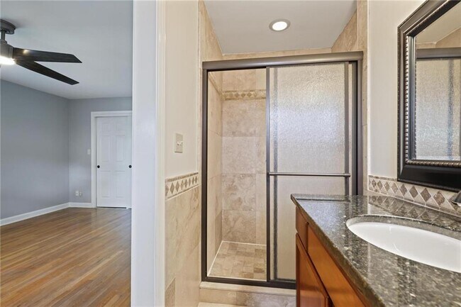 Building Photo - 2311 Robin Ln SE