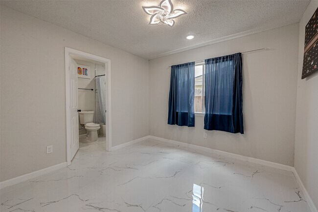 Building Photo - 12055 Fairpoint Dr