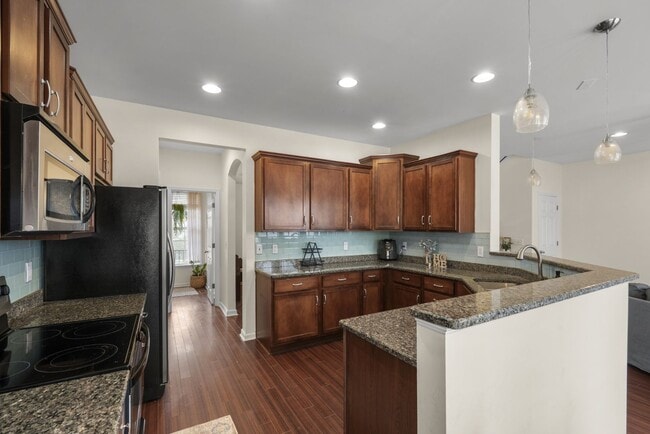Building Photo - 3 Bed 2.5 Bath Home with 2 Car Garage and Fenced Backyard