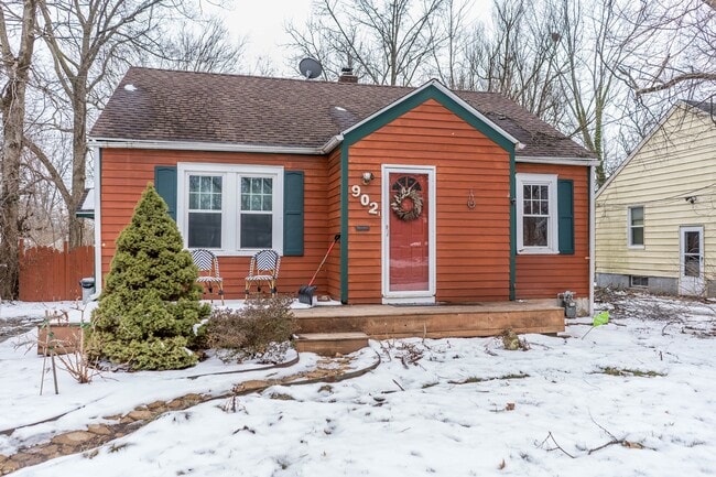 Building Photo - Centrally located bungalow!