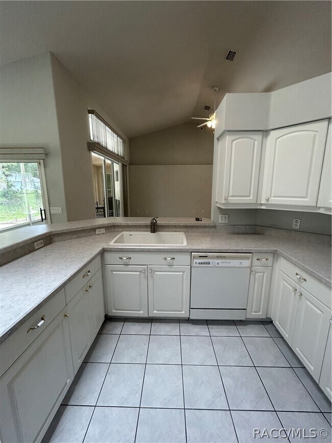 Building Photo - 2675 N Canterbury Lake Dr