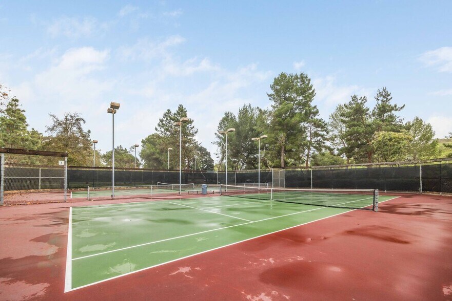 Building Photo - 2 Summerset