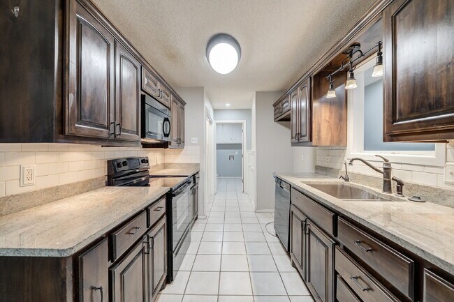 Building Photo - Spacious 3 bed 2 bath with Large Bonus Room!!