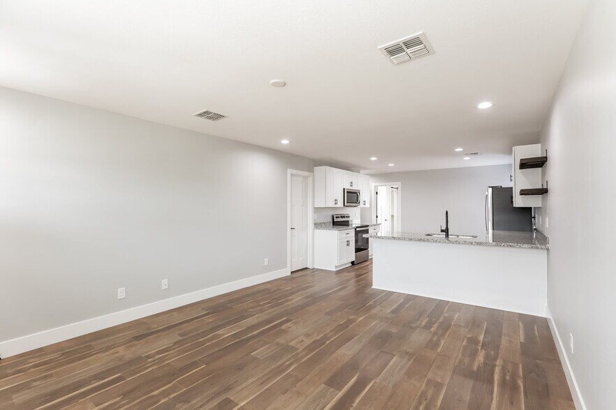 Building Photo - 3862 W Tamarisk St