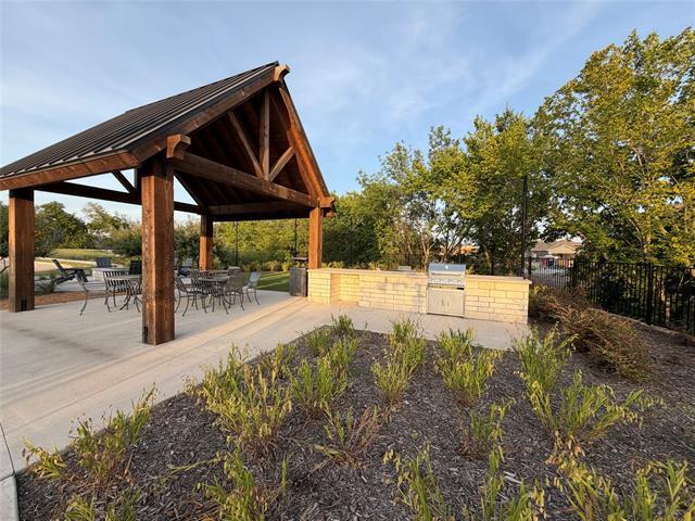 Building Photo - 2104 Mdw Pk Dr