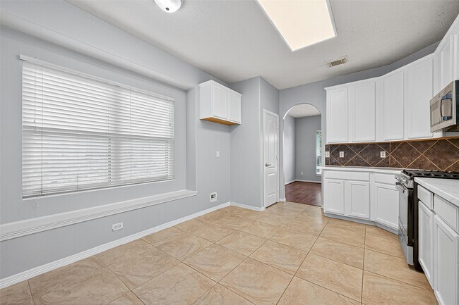 Building Photo - 2202 Highland Crossing Dr