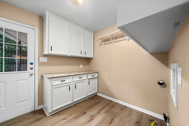 Building Photo - 527 Briar Knoll Dr