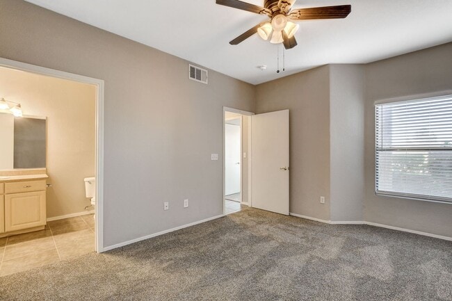 Building Photo - Beautiful downstairs 3 bdrm 2 Bath Condo w...