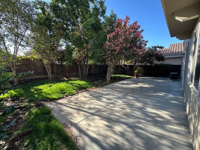 Building Photo - Beautiful 4 Bedroom, 2.5 Bath Tracy Home /...