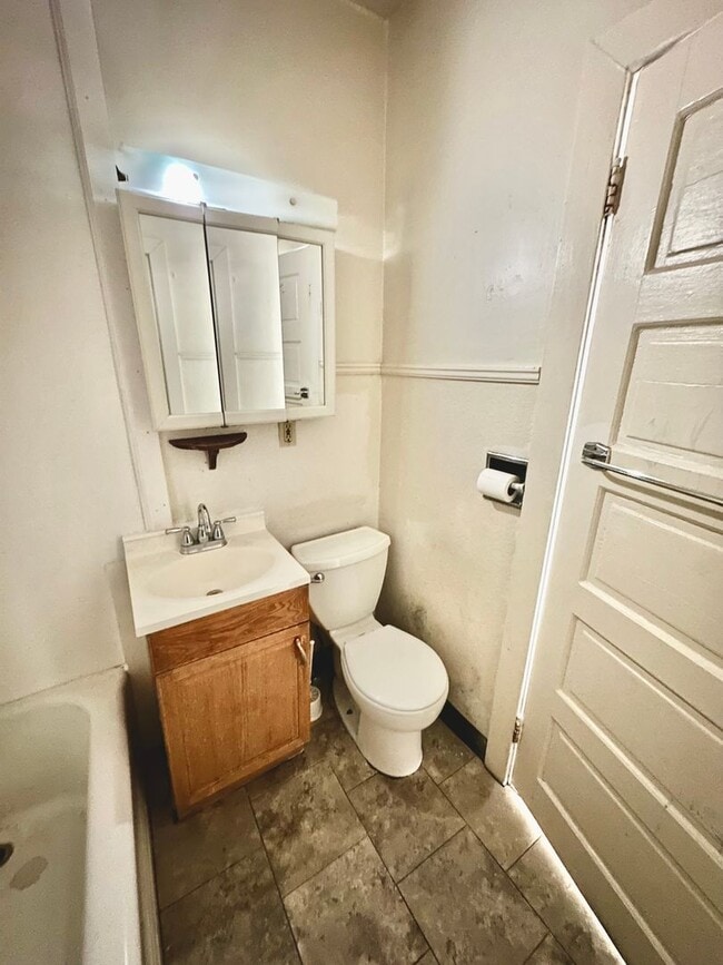 Building Photo - 1012 S Hall St