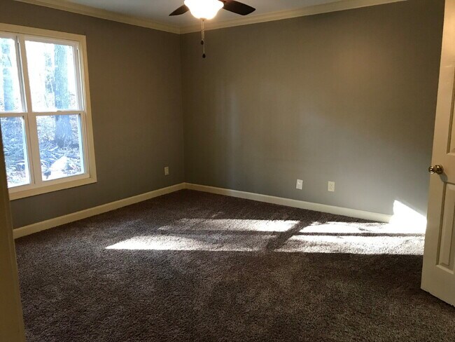 Building Photo - "Charming 3-Bedroom Retreat with 2 Full Baths in Jonesboro – 1625 Sq Ft of Comfort!"