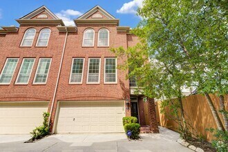 Building Photo - 3 bed, 3/1 bath updated townhome in the he...