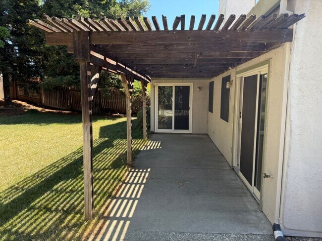 Building Photo - Modern 3 Bedroom 2 Bath One Story Browns Valley Vacaville *Star Rentals