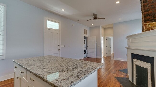 Building Photo - 3 Bedroom 3 Bath Apartment (October) Downt...