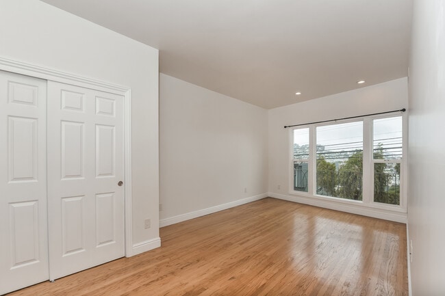 Building Photo - 10 Oxford St