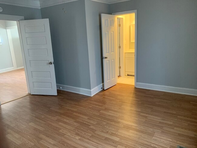 Building Photo - 421 Woodlawn Ave