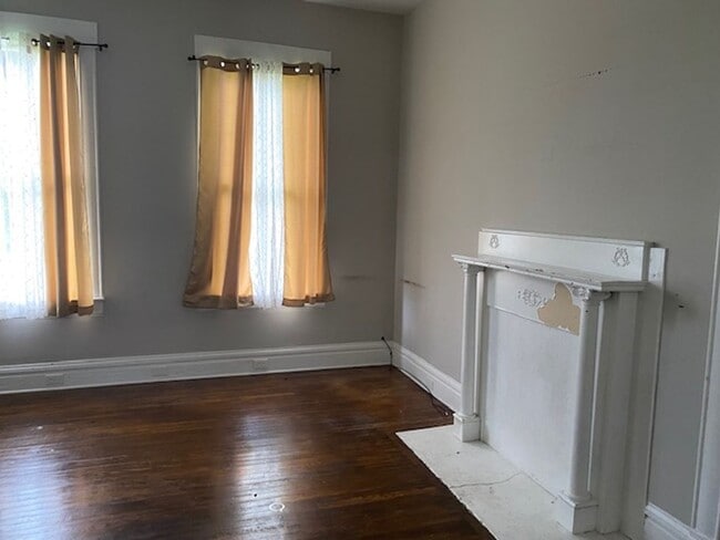 Building Photo - Three bedroom two bath house ready for a new resident