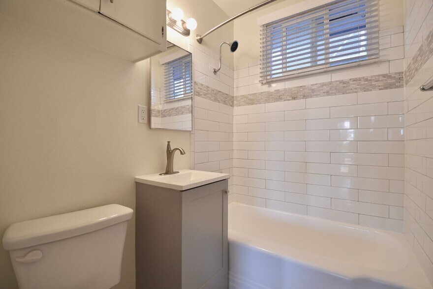 Building Photo - 10924 Camarillo St