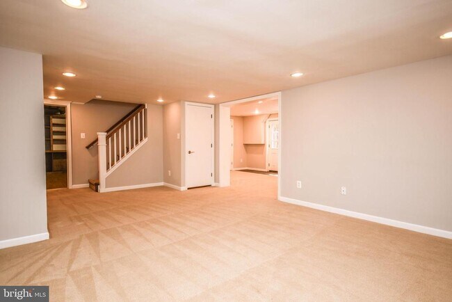 Building Photo - 1211 Vinita Ln
