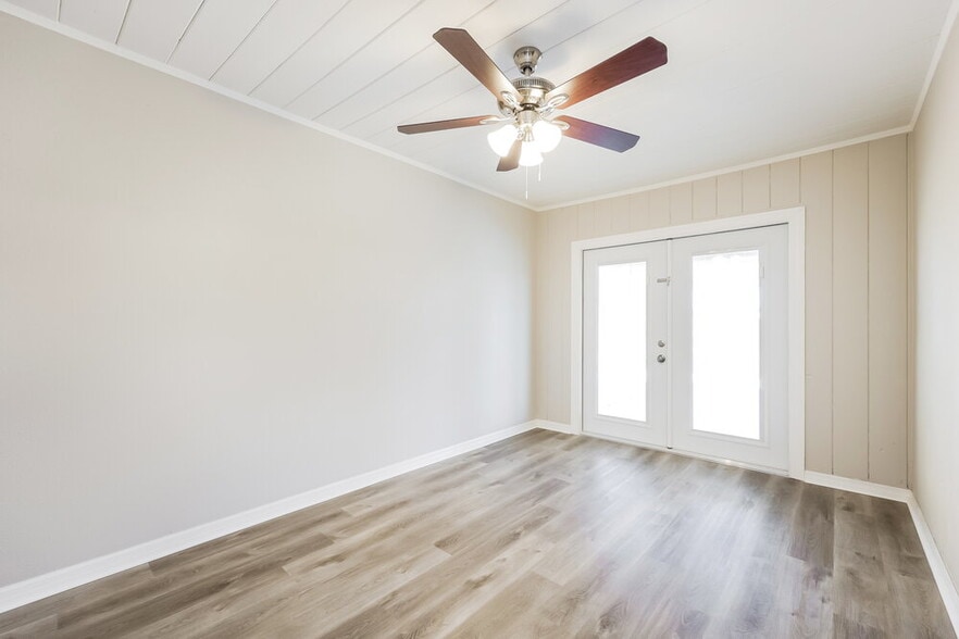 Building Photo - 5 Victoria Dr