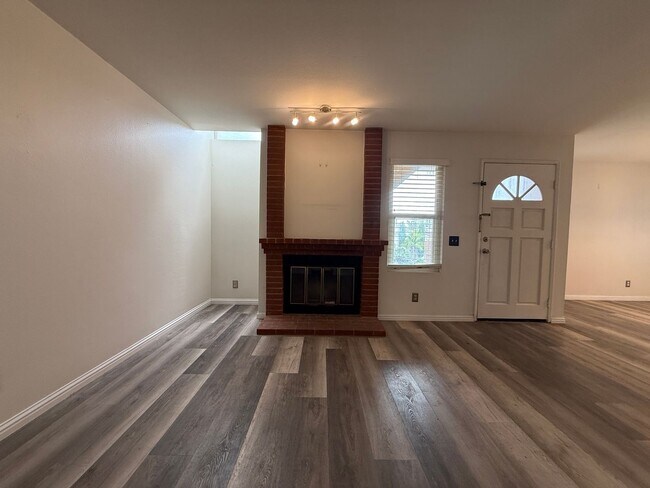 Building Photo - Spacious 2 BED 2 BATH Condo! Two-Car Tandem Garage! Central AC! In Unit Washer/Dryer!