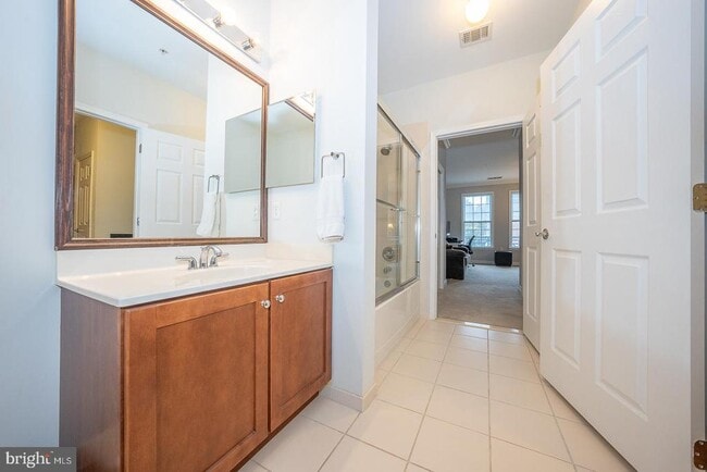 Building Photo - 300 W Elm St