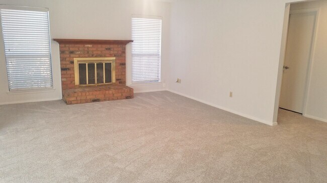 Building Photo - Spacious, Remodeled Duplex Unit Near Hulen...