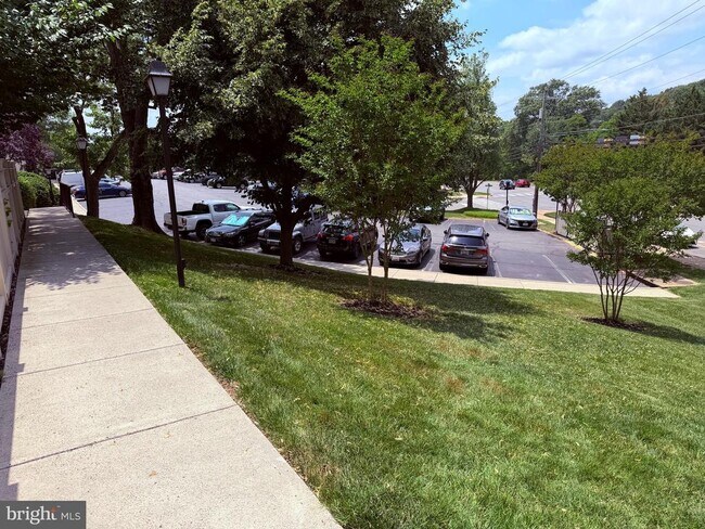 Building Photo - 1425 N Van Dorn St