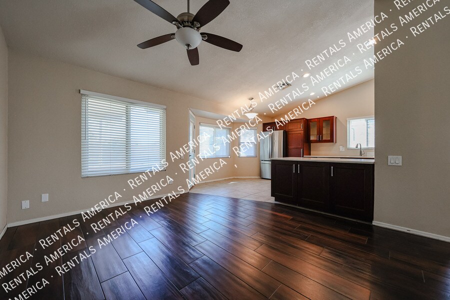 Building Photo - 4583 W Elgin St