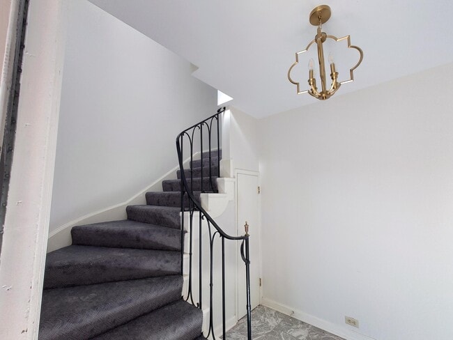 Building Photo - 3200 E Hampshire St