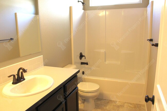 Building Photo - 3 BR home in Southeast Bend