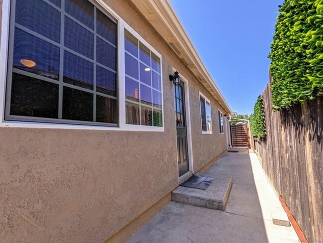 Building Photo - 10977 Bali Ln