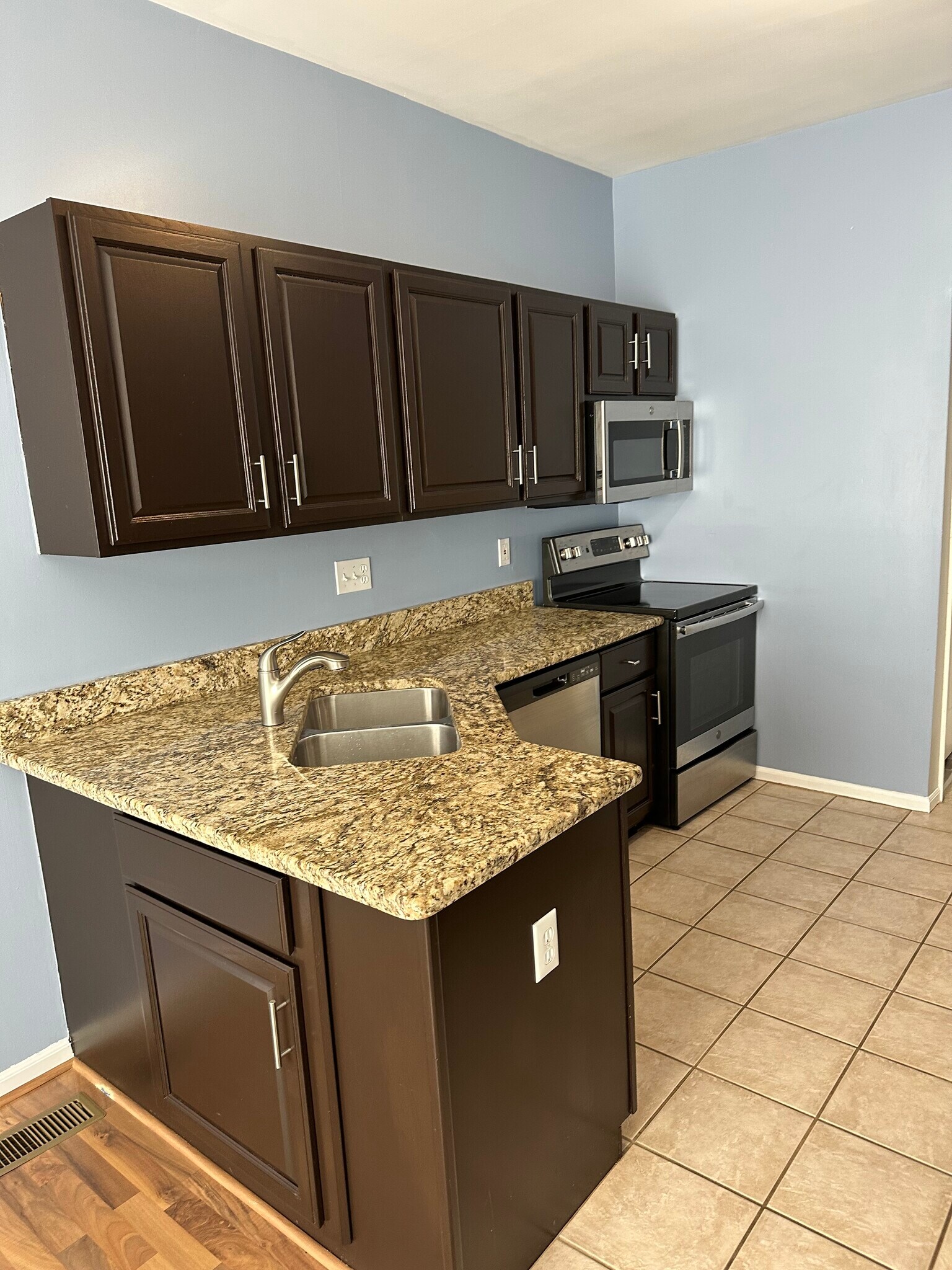 Building Photo - 49467 Pointe Xing