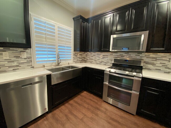 Building Photo - Beautiful & Spacious Home with Modern Touches