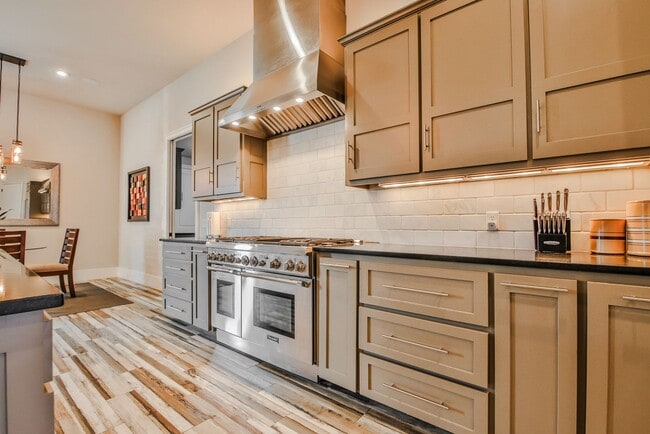 Building Photo - Stunning 4-Bedroom Luxury Home with Resort-Style Pool in Prestigious Oakmont Estates – Available ...