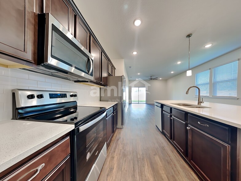 Building Photo - 551 Onate Cir