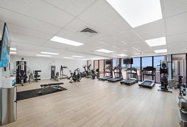 Building Photo - 1147 Hillsboro Mile