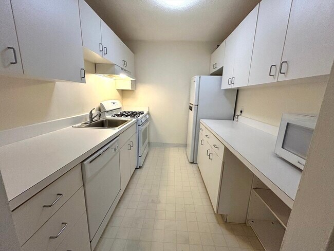 Building Photo - 33 Pond Ave