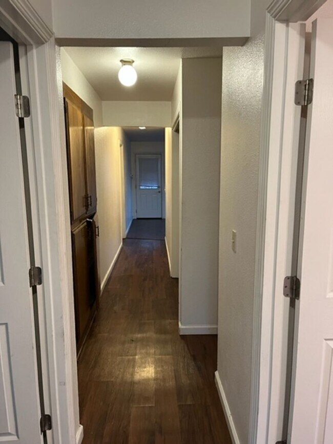 Building Photo - Single story 3 bedroom 2 bath home