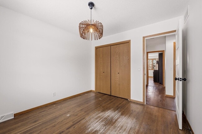 Building Photo - Nicely remodeled side by side duplex 3-Bed Home with Gleaming Hardwood Floors & New carpet in Hop...