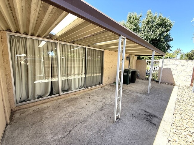 Building Photo - Nicely updated single story condo in Carmi...