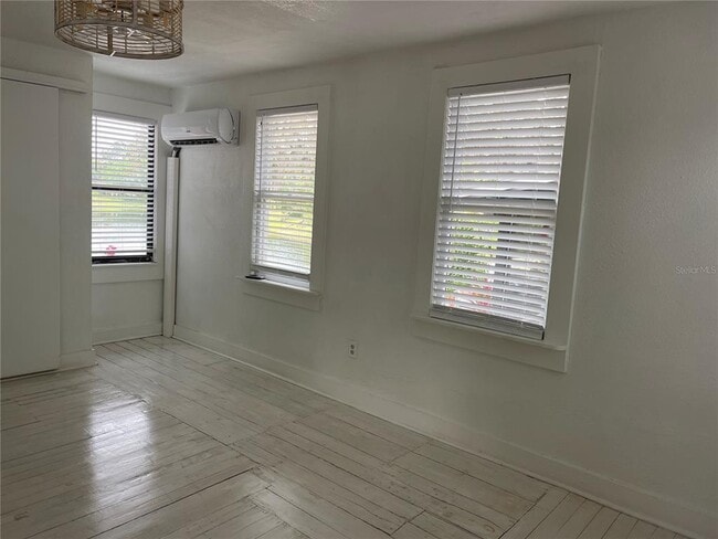 Building Photo - 1314 1/2 E Gore St