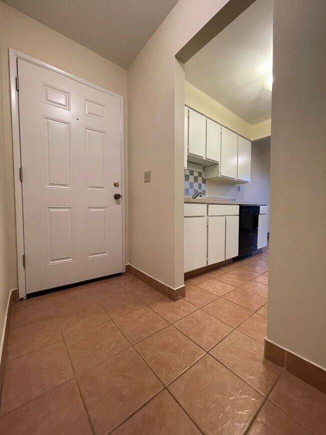 Building Photo - Vintage Upstairs 2 Bedroom With Patio In Hollywood District ~ Near It All! Off Street Parking~ Pe...