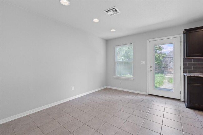 Building Photo - 134 Friendship Oak Dr