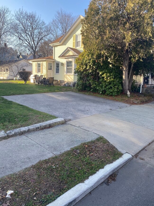 Building Photo - 103 W Broad St