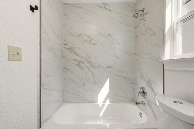 Building Photo - 814 W Mary St