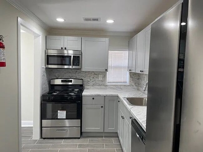 Building Photo - NEWLY REBUILT ONE LEVEL LIVING SPACE