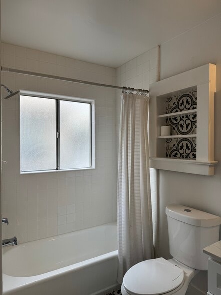 Building Photo - 1653 Bayview Dr