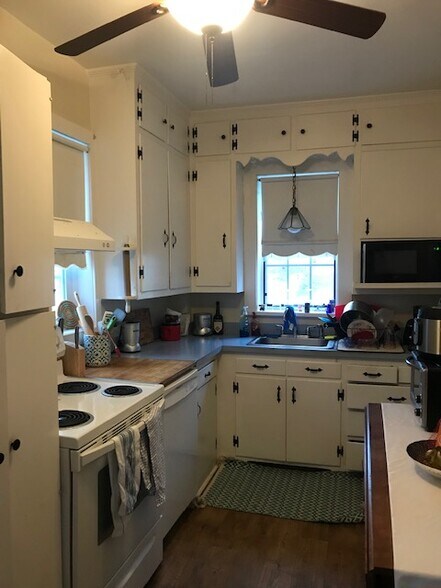 Building Photo - 146 Lake George Ave